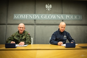 Komendant Główny Policji gen. insp. Jarosław Szymczyk i czasowo pełniący obowiązki Dowódcy Wojsk Obrony Terytorialnej gen. bryg. Krzysztof Stańczyk