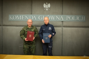 Komendant Główny Policji gen. insp. Jarosław Szymczyk i czasowo pełniący obowiązki Dowódcy Wojsk Obrony Terytorialnej gen. bryg. Krzysztof Stańczyk