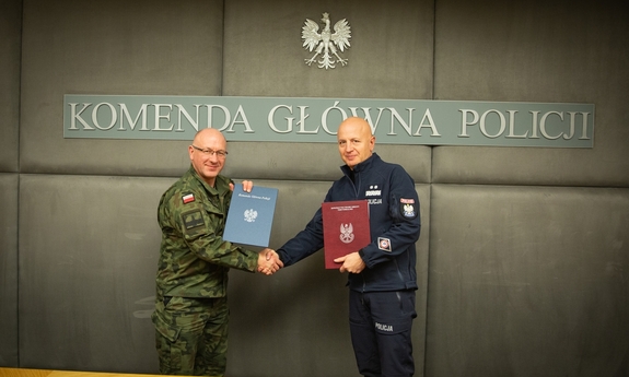 Komendant Główny Policji gen. insp. Jarosław Szymczyk i czasowo pełniący obowiązki Dowódcy Wojsk Obrony Terytorialnej gen. bryg. Krzysztof Stańczyk
