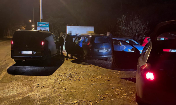 Policjanci prowadzący czynności przy samochodzie