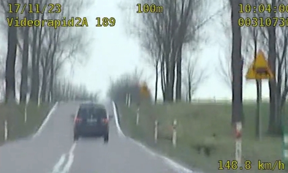 Stopklatka z nagrania wideorejestratora, przedstawia jadący drogą samochód
