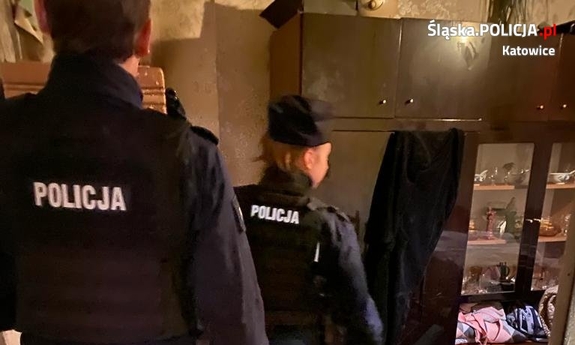 dwoje policjantów w mieszkaniu w którym wybuchł pożar