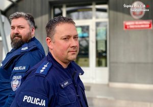 Dzielnicowi stojący przed budynkiem Komendy Miejskiej Policji w Świętochłowicach