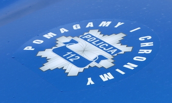 logo Pomagamy i chronimy na masce radiowozu policyjnego