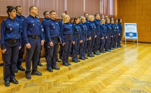 grupa policjantów stoi w szeregu na hali sportowej