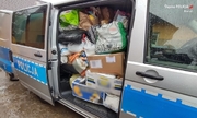 radiowóz policyjny wypełniony darami dla zwierząt