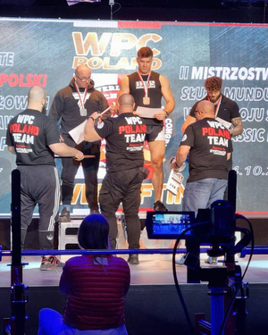 zawodnicy na podium