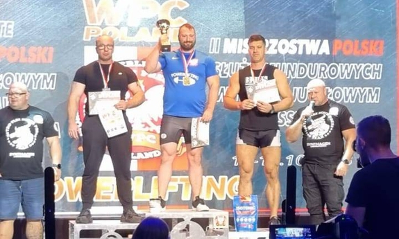zawodnicy na podium