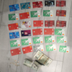 32 karty płatnicze i gotówka leżące na podłodze