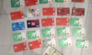 32 karty płatnicze i gotówka leżące na podłodze