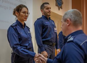 policjantka i policjant na podium