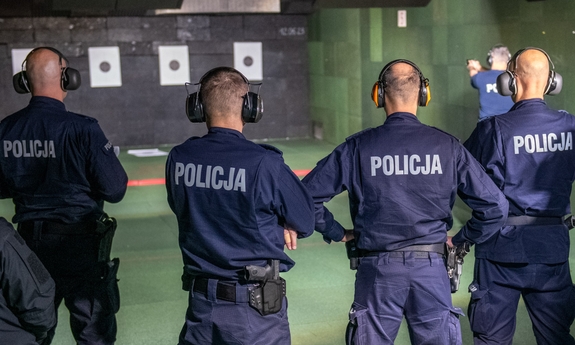 grupa policjantów na strzelnicy w trakcie kursu