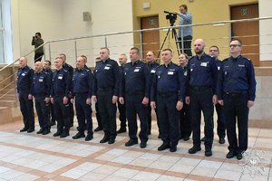 policjanci na auli podczas uroczystości otwarcia turnieju