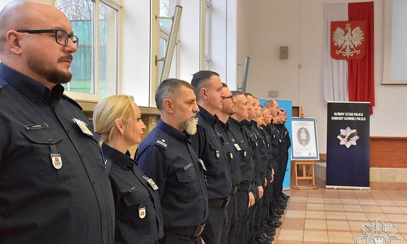 policjanci na auli podczas uroczystości otwarcia turnieju