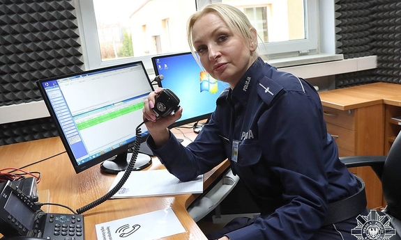 policjantka na stanowisku dyżurnego podczas turnieju