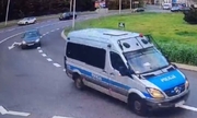 radiowóz pilotuje samochód osobowy do szpitala