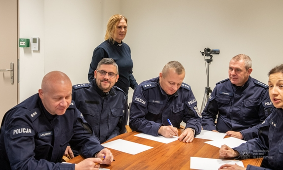 policjanci biorący udział w kursie siedzą przy stole