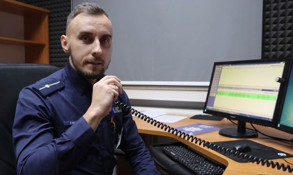 mł. asp. Paweł Mańka na stanowisku dyżurnego we wrocławskiej komendzie miejskiej