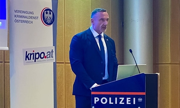 nadinsp. Paweł Półtorzycki podczas seminarium przemawia stojąc przy mównicy