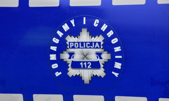 Policyjna gwiazda z numerem 112. Wokół niej znajduje się napis pomagamy i chronimy