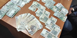 banknoty leżą na stole