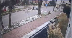 kadr z wypadku przedstawiający moment wypadku na przejściu