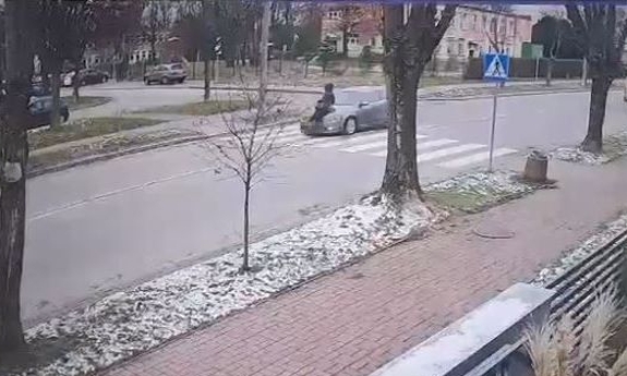 kadr z wypadku przedstawiający moment wypadku na przejściu