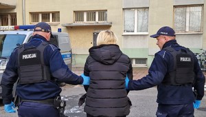 zatrzymana kobieta prowadzona przez dwóch policjantów