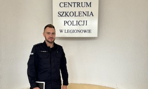 policjant stroi na tle napisu Centrum Szkolenia Policji w Legionowie