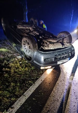 pojazd leżący na dachu po zdarzeniu na drodze w miejscowości Siedlce