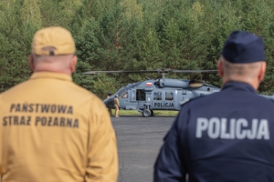 śmigłowiec na płycie lotniska