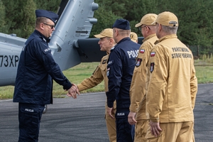 policjanci i strażacy na płycie lotniska