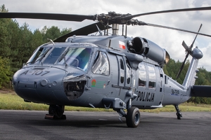 policyjny Black Hawk na płycie lotniska