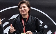 Starszy posterunkowy Agnieszka Goły w stroju do Jiu-Jitsu, na szyi ma medal