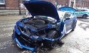 Rozbity przód niebieskiego samochodu marki chevrolet camaro