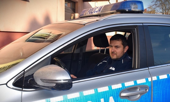 Policjant siedzący w radiowozie
