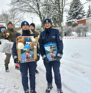 Dwie policjantki i dwie wojskowe trzymające pluszowe misie