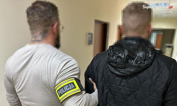 nieumundurowany policjant trzyma zatrzymanego mężczyznę