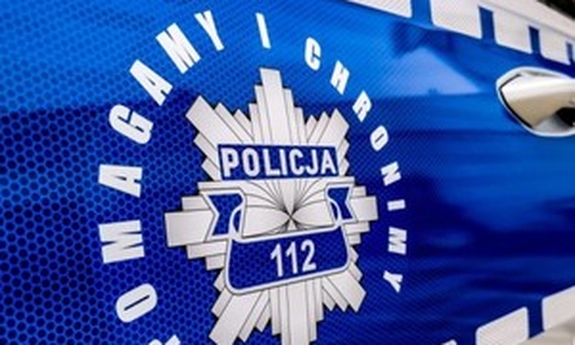 logo &quot;Pomagamy i chronimy&quot; na drzwiach radiowozu