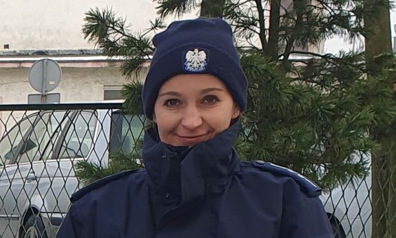 Policjantka stoi w zimowej scenerii