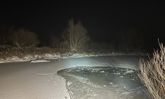 zbiornik wodny z popękanym lodem