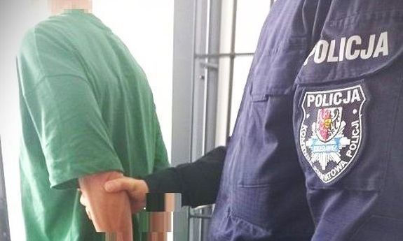 Policjant prowadzi zatrzymanego