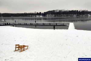 Sanki przy wodzie na śniegu