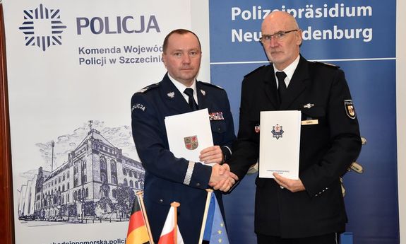Policjanci podają sobie ręce