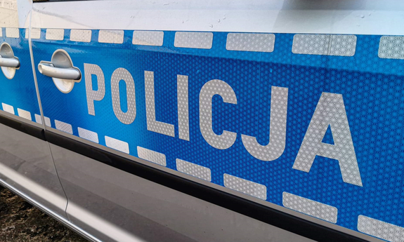 napis policja na drzwiach radiowozu