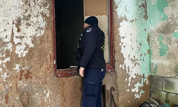 policjant sprawdza pustostan