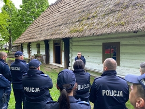 policjanci uczestnicy szkolenia przed „Chałupą Szylarów”