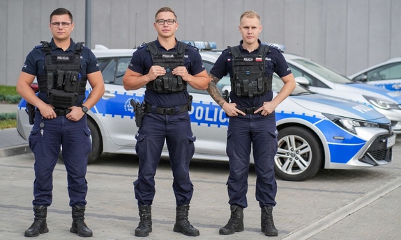 trzej policjanci