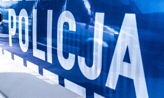 napis policja na drzwiach radiowozu policyjnego