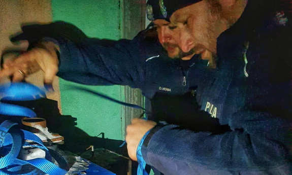 policjanci przy piecu